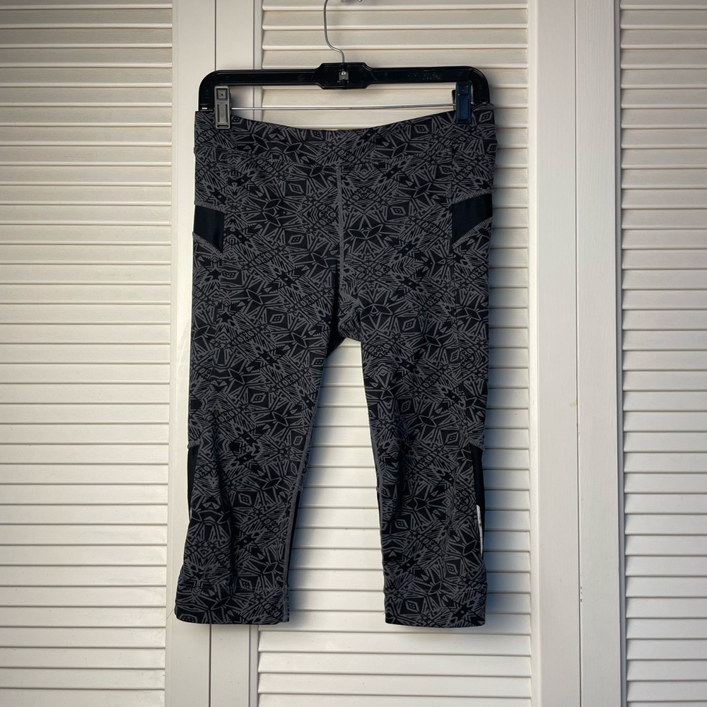 805. Athleta Cairo Bare to Run Knicker Capri Yoga Leggings Streetwear